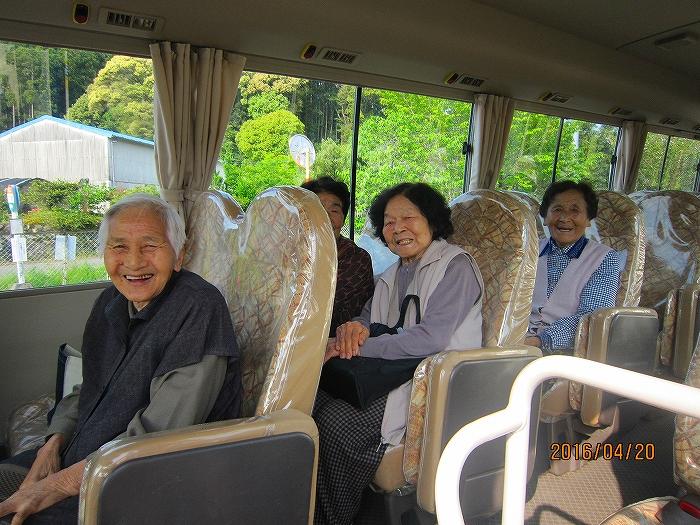 バス車内の風景